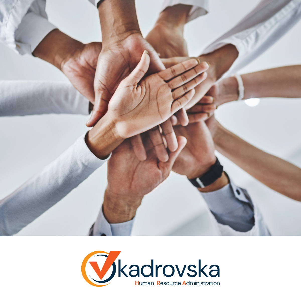 Ruke poslovnog tima spojene iznad Kadrovska logotipa